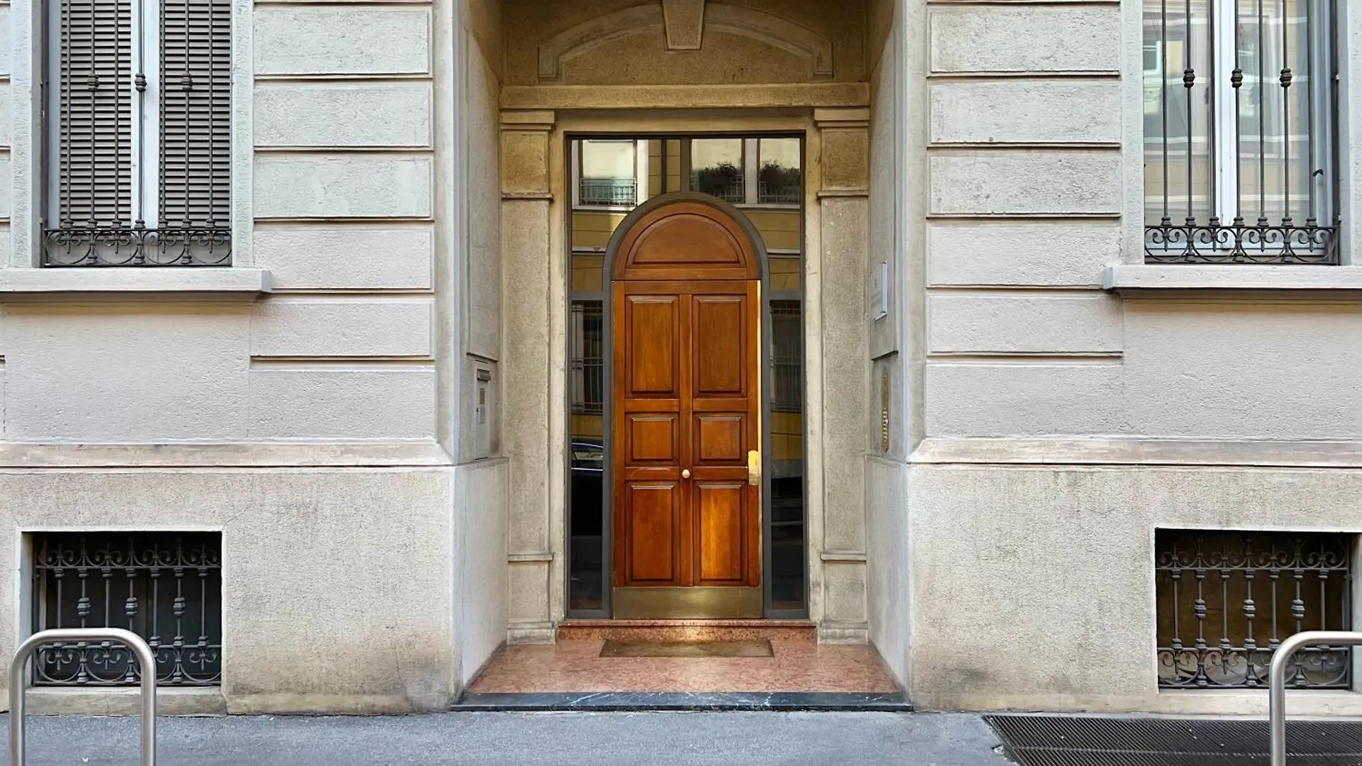 Private Apartment Near Duomo - M4 Santa Sofia Milan Italy